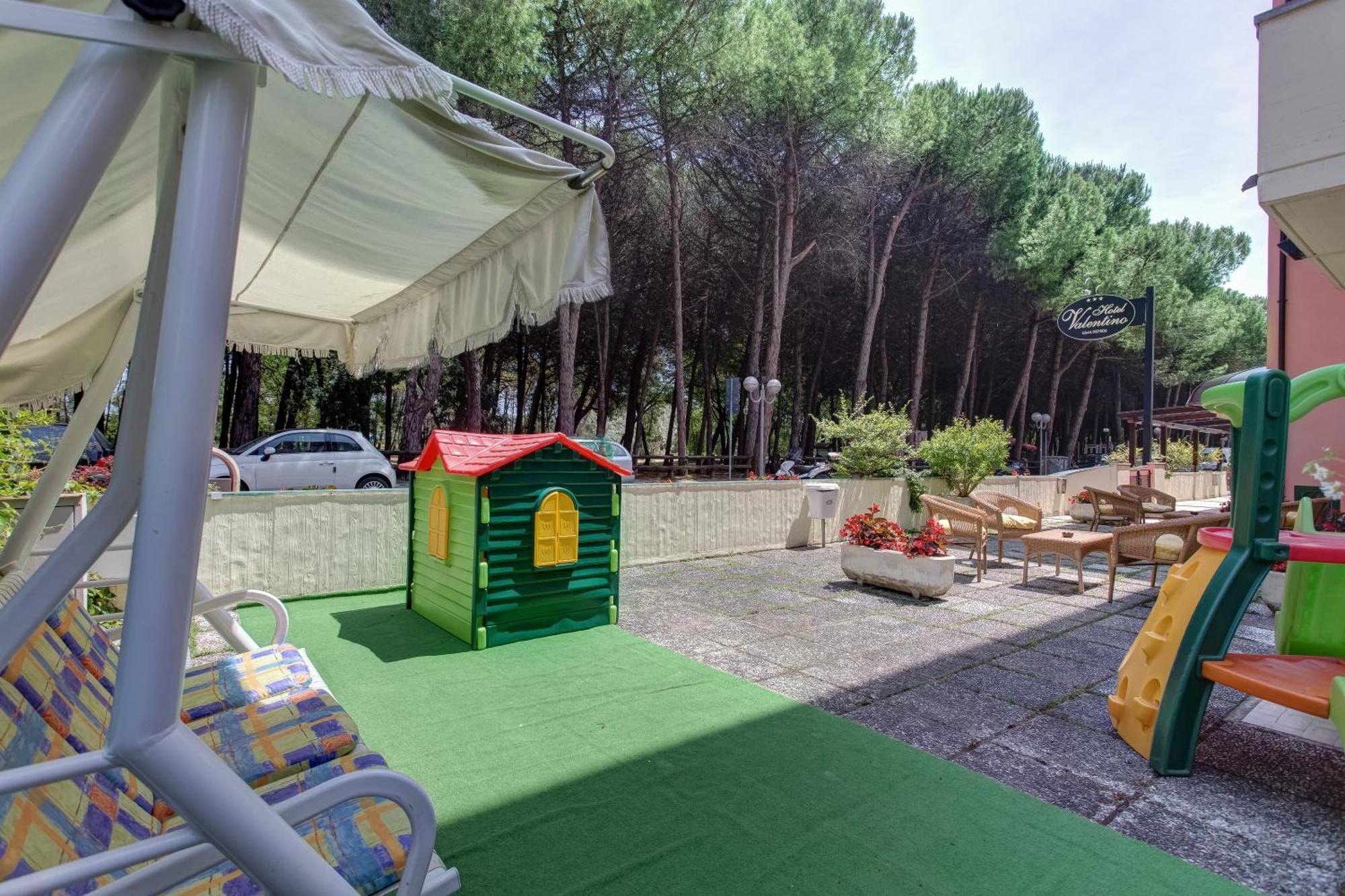 Hotel Valentino Pinarella Kültér fotó