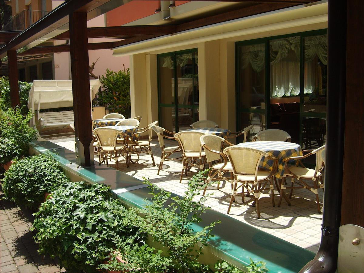 Hotel Valentino Pinarella Kültér fotó