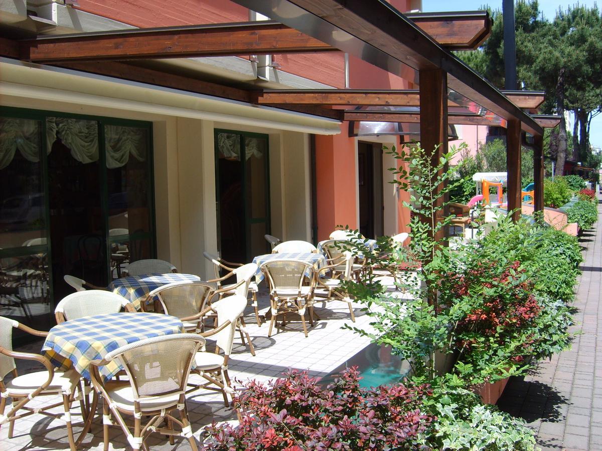 Hotel Valentino Pinarella Kültér fotó